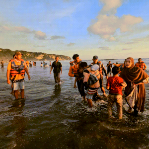 Dramatisasi Penyelamatan Wisatawan di Parangtritis: Ombak ganas vs Tim SAR Tangguh