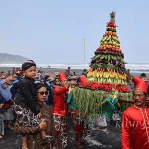 Bekti Pertiwi Pisungsung Jaladri: Sembahyang kepada Bumi dan Laut di Parangtritis